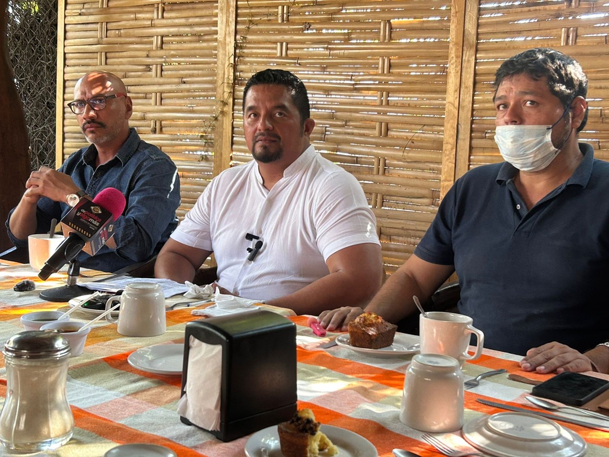 (Conferencia de prensa de trabajadores de la Aduana de Manzanillo, hoy lunes 19 de mayo. Foto Carlos Arévalos)
