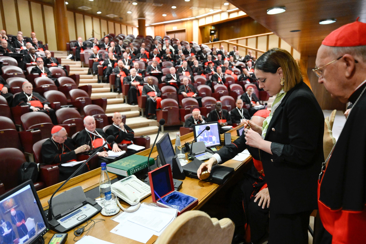 El Anillo del Pescador y los sellos del papa Francisco, símbolo del poder pontificio, han sido anulados este martes, dieciséis días después de su muerte, ha confirmado el portavoz de la Santa Sede, Matteo Bruni, un día antes del cónclave para elegir a un nuevo pontífice. (Foto de Vatican Media/EFE)