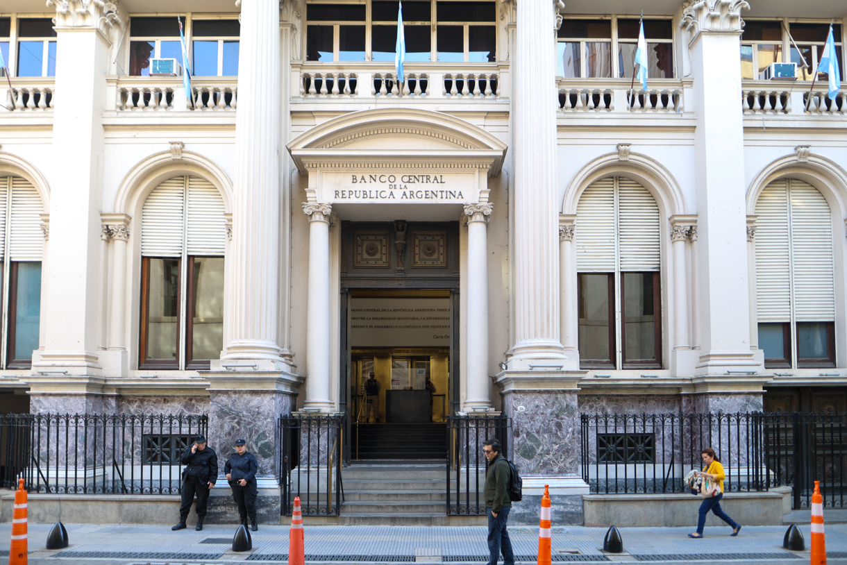 La fachada del Banco Central de Argentina, en Buenos Aires. (Fotografía de archivo de Juan Ignacio Roncoroni de la agencia EFE)
