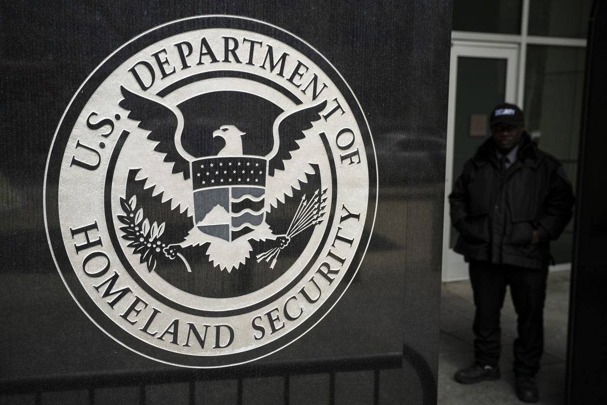 Fotografía de archivo del logo del Departamento de Seguridad Nacional en la sede de Inmigración y Control de Aduanas (ICE) en Washington (EUA). (Foto de Graeme Sloan de la agencia EFE/EPA)