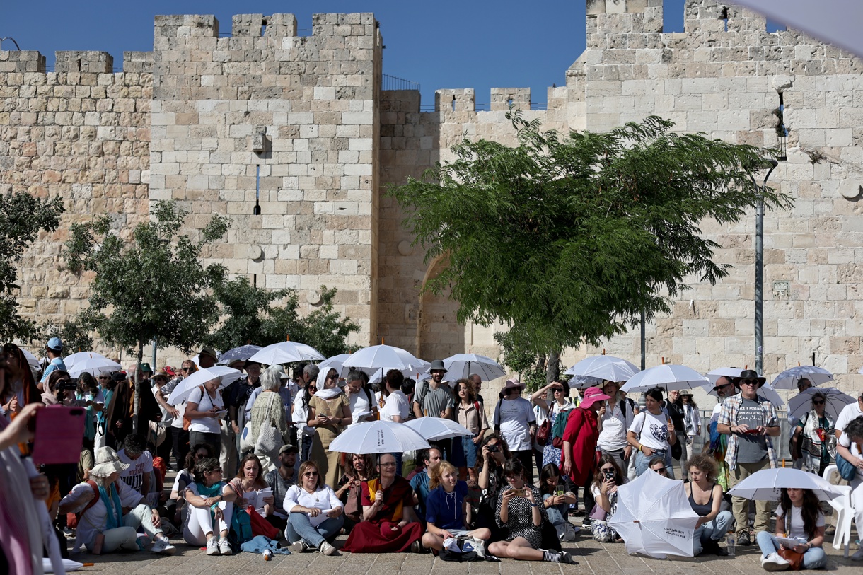 Manifestantes participan en una marcha interreligiosa por la paz y los derechos humanos en Jerusalén, este 28 de mayo de 2025. (Foto de Atef Safadi de la agencia EFE/EPA)