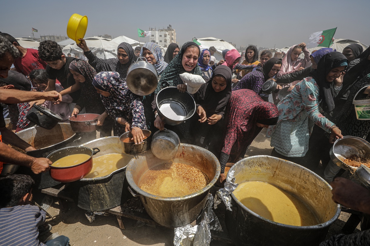 Palestinos desplazados internos se reúnen para recibir una porción de comida de una cocina benéfica, en el campo de refugiados de Jabalia, en el norte de la Franja de Gaza, el 09 de mayo de 2025. (Foto Mohammed Saber de la agencia EFE/EPA)