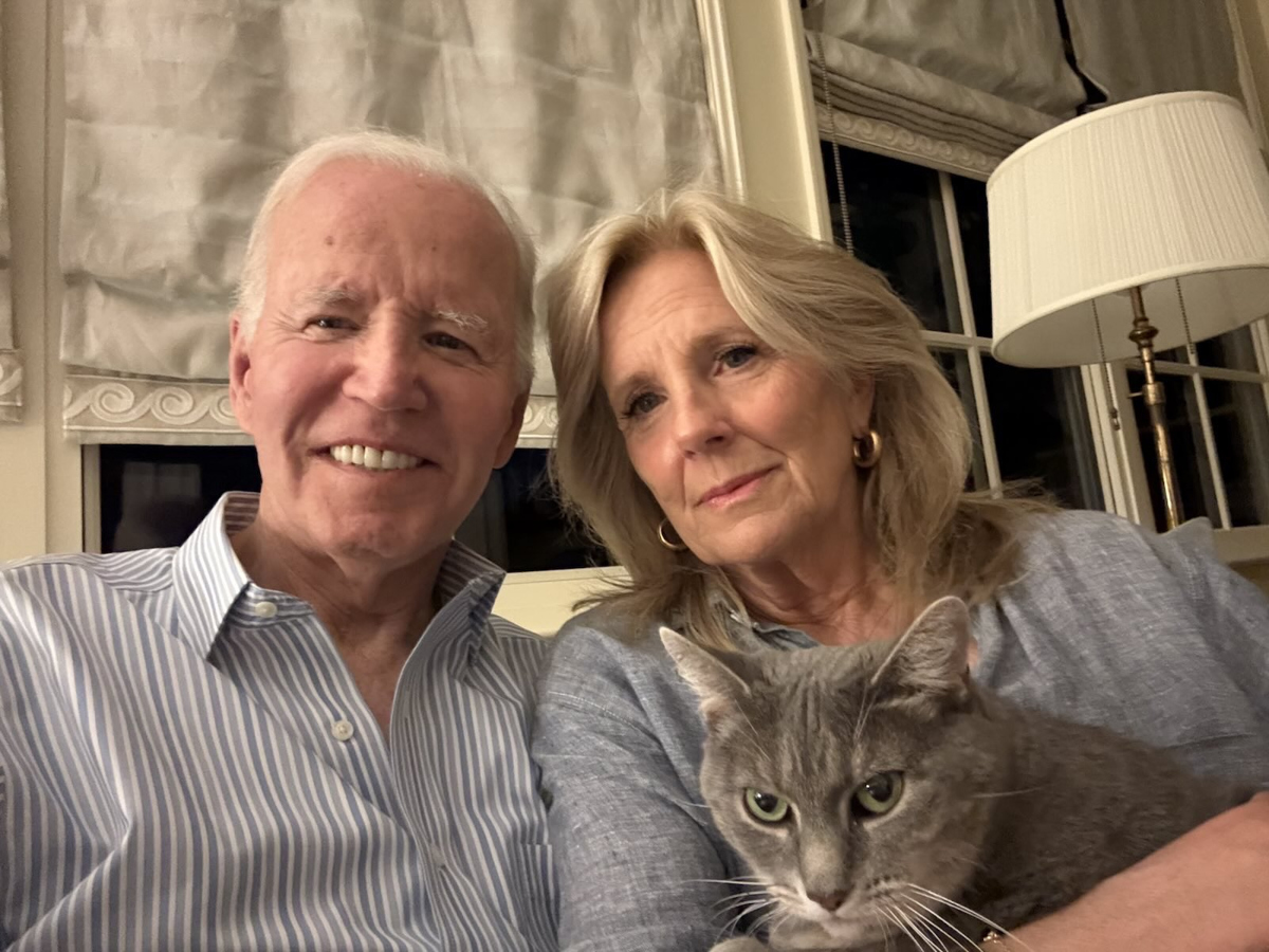 Fotografía tomada de la cuenta oficial de la red social X del expresidente de Estados Unidos Joe Biden @JoeBiden, en la que se ve al expresidente junto a su esposa y su mascota este lunes. (Foto EFE/ @JoeBiden)