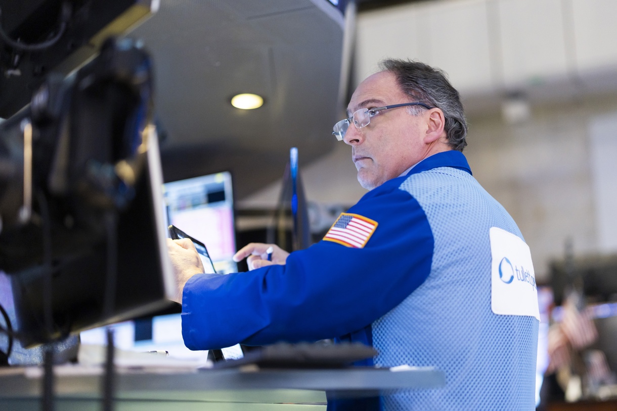 Un comerciante trabaja en la bolsa de Nueva York. (Foto de archivo Justin Lane de la agencia EFE)