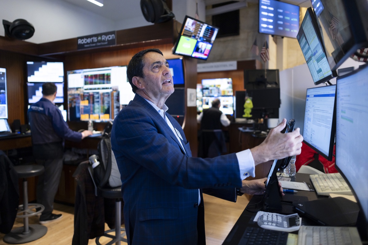 Fotografía de archivo de trabajadores en la Bolsa de Nueva York (EUA). (Foto de Justin Lane de la agencia EFE/EPA)