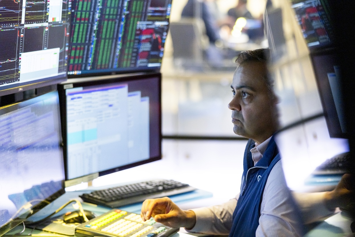 Un trabajador en la Bolsa de Nueva York (EUA). (Fotografía de archivo Justin Lane de la agencia EFE/EPA)