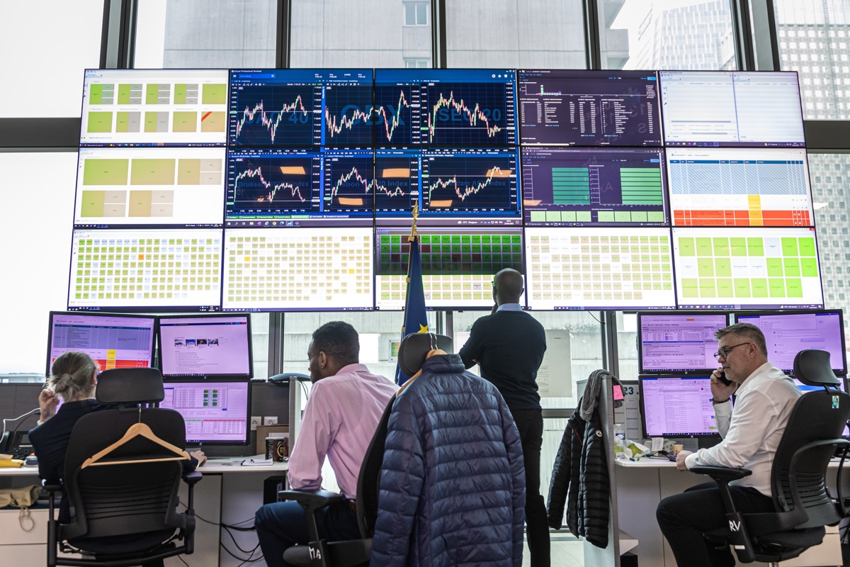 Operadores del mercado trabajan en la bolsa de valores Euronext, en el distrito financiero parisino de La Défense, Francia. (Fotografía de archivo Christophe Petit Tesson de la agencia EFE/EPA)