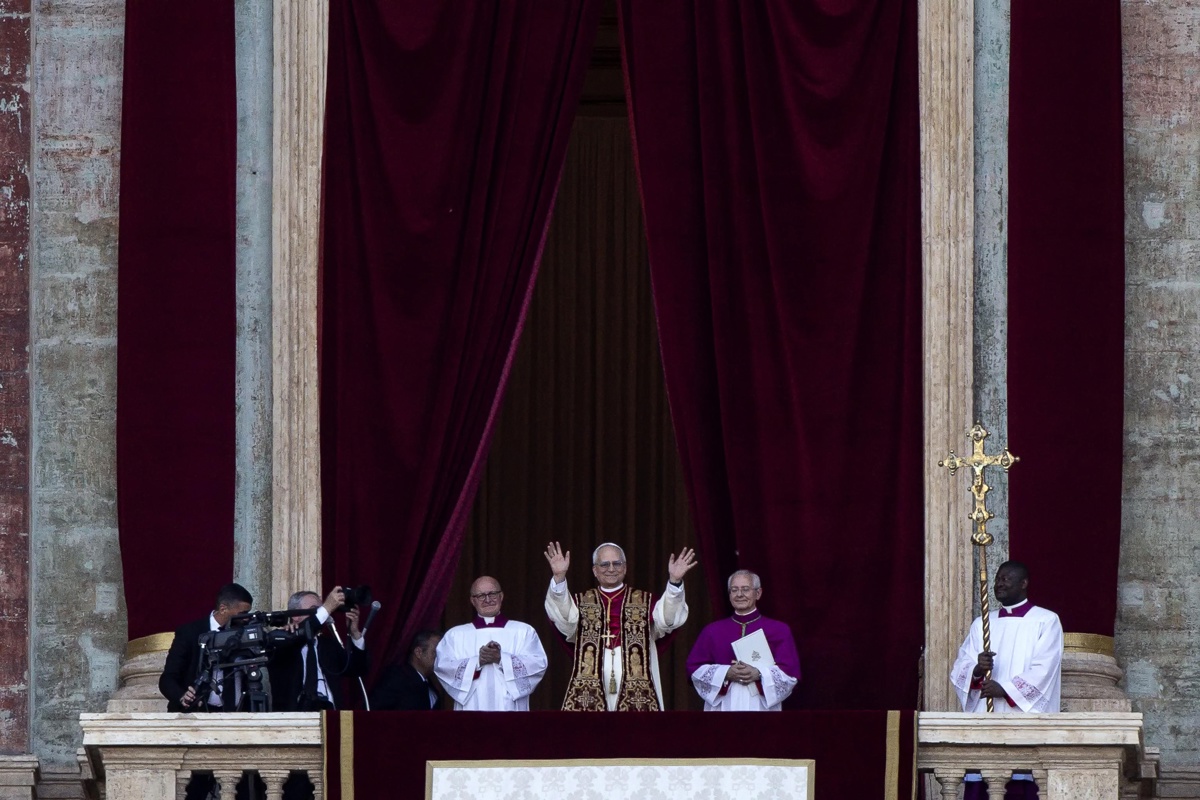 El recién elegido Papa León XIV (c), Cardenal Robert Francis Prevost de Estados Unidos. (Foto de Angelo Carconi de la agencia EFE)