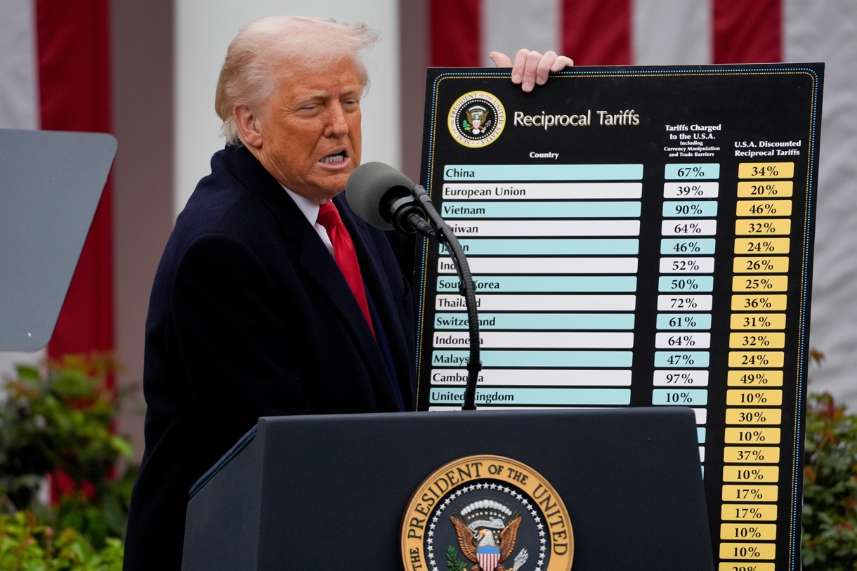 Donald Trump, mostrando una tabla con aranceles aplicables a socios comerciales de Estados Unidos, durante una rueda de prensa en el Jardín de las Rosas de la Casa Blanca en Washington (Estados Unidos). (Fotografía de archivo de Kent Nishimura de la agencia EFE)