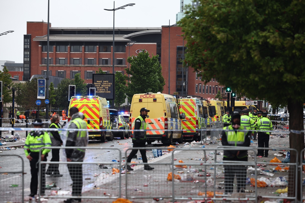 La escena donde un coche colisionó con los seguidores del Liverpool durante el desfile de la victoria en el centro de la ciudad de Liverpool, Gran Bretaña, 26 de mayo de 2025. (Foto de Adam Vaughan de la agencia EFE/EPA)