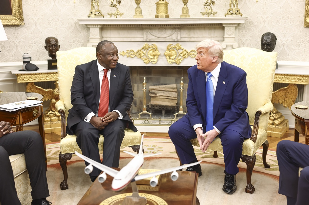El presidente de Estados Unidos, Donald Trump, reiteró este miércoles, durante una reunión con su homólogo sudafricano, Cyril Ramaphosa, su teoría de que la minoría blanca afrikáner es objeto de una persecución en Sudáfrica, y solicitó una “explicación” al respecto. (Foto de Jim Lo Scalzo de la agencia EFE/EPA)