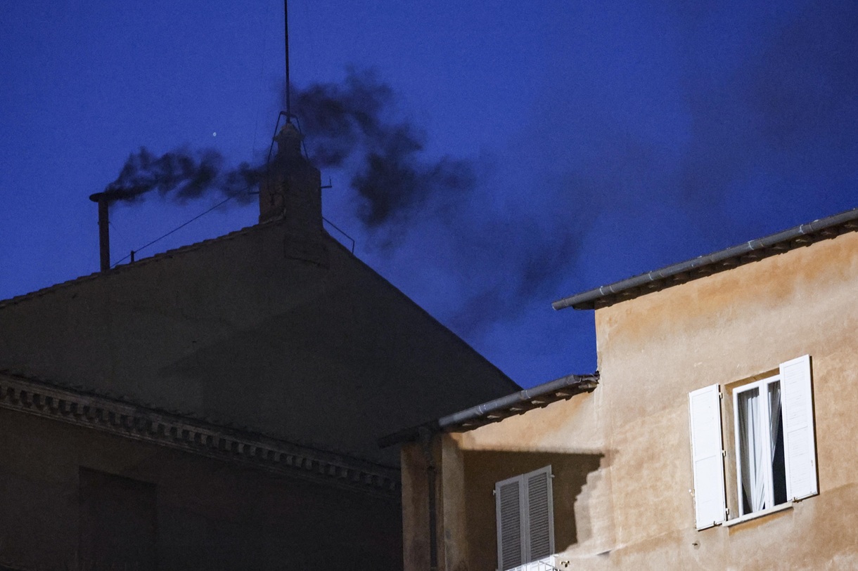 Humo negro sale de la chimenea en el techo de la Capilla Sixtina el primer día del cónclave para elegir un nuevo papa en la Ciudad del Vaticano, 07 de mayo de 2025. (Foto de Fabio Frustaci de la agencia EFE/EPA)