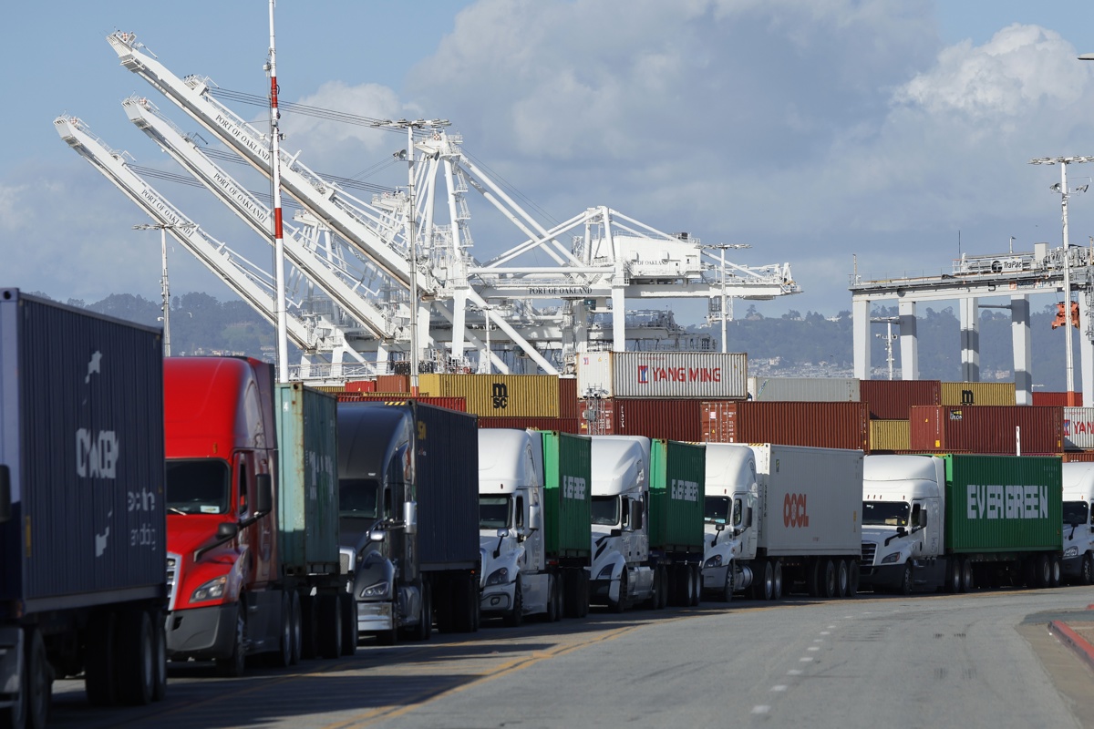 Fotografía de archivo de camiones de contenedores en el Puerto de Oakland en Oakland, California (EUA). (Foto de John G. Mabanglo de la agencia EFE/EPA)