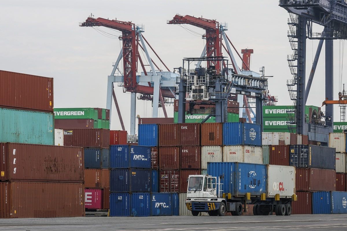Fotografía de archivo de un camión que circula frente a pilas de contenedores en el Terminal Internacional de Contenedores de Yakarta (JICT) en el puerto de Tanjung Priok, Yakarta (Indonesia). (Foto de Mast Irham de la agencia EFE/EPA)