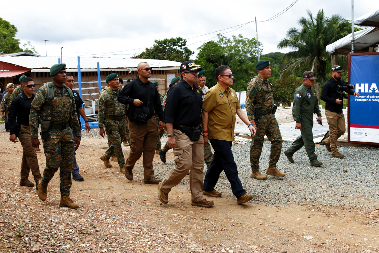 El ministro de Seguridad Pública, Frank Ábrego (c d), y el director de Migración de Panamá, Roger Mojica (c i) recorren la principal estación migratoria este miércoles, en Lajas Blancas (Panamá). (Foto de Moncho Torres de la agencia EFE)