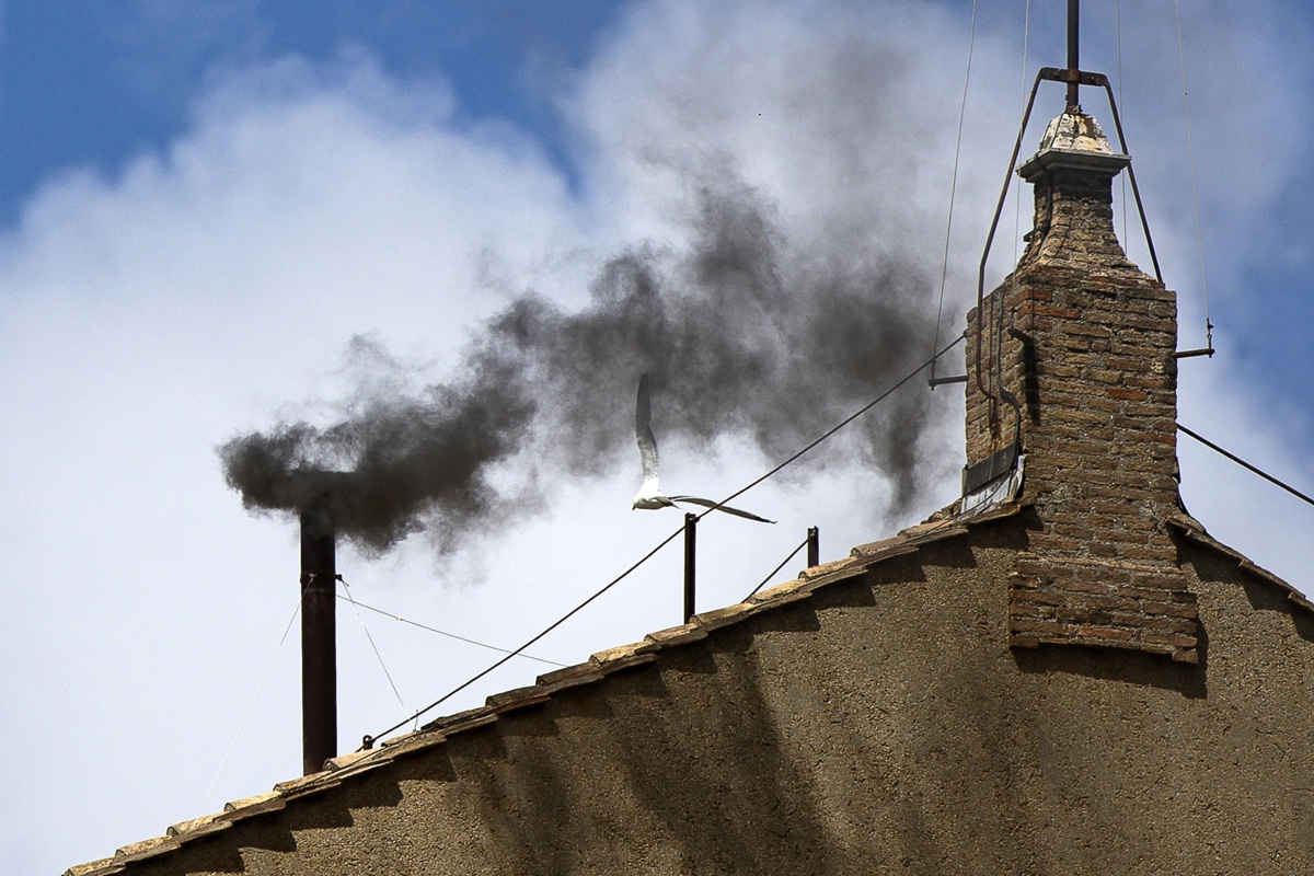 El humo negro sale de la chimenea situada encima de la Capilla Sixtina, en el segundo día del cónclave para elegir un nuevo papa, en la Ciudad del Vaticano, el 8 de mayo de 2025. (Foto Angelo Carconi de la agencia EFE/EPA)