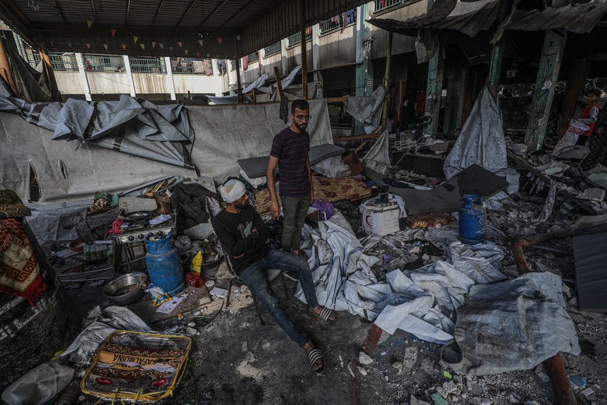 Un palestino desplazado interno herido se sienta entre los escombros del refugio de su familia tras un ataque aéreo israelí en la escuela Al Jerjawi, en el barrio de Al Daraj de la ciudad de Gaza, el 26 de mayo de 2025. (Foto de Mohammed Saber de la agencia EFE/EPA)