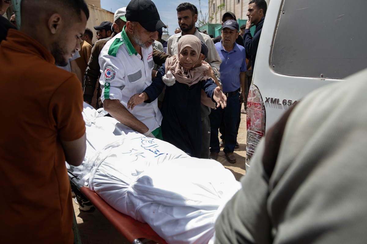 Una mujer llora junto al cuerpo de su ser querido en el Hospital Indonesio después de un ataque aéreo israelí contra la Clínica Médica Al-Tawba de Jabalia, en Bait Lahia, norte de la Franja de Gaza, en una fotografía de archivo del 15 de mayo de 2025. (Foto de Haitham Imad de la agencia EFE)