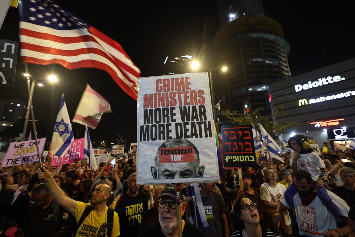 Familiares de rehenes israelíes retenidos por Hamas en Gaza y sus simpatizantes participan en una protesta para pedir la conclusión de un acuerdo sobre rehenes entre Israel y Hamas, frente al cuartel general militar de Kirya en Tel Aviv, Israel, 10 de mayo de 2025. (Foto de Atef Safadi de la agenciaEFE/EPA)