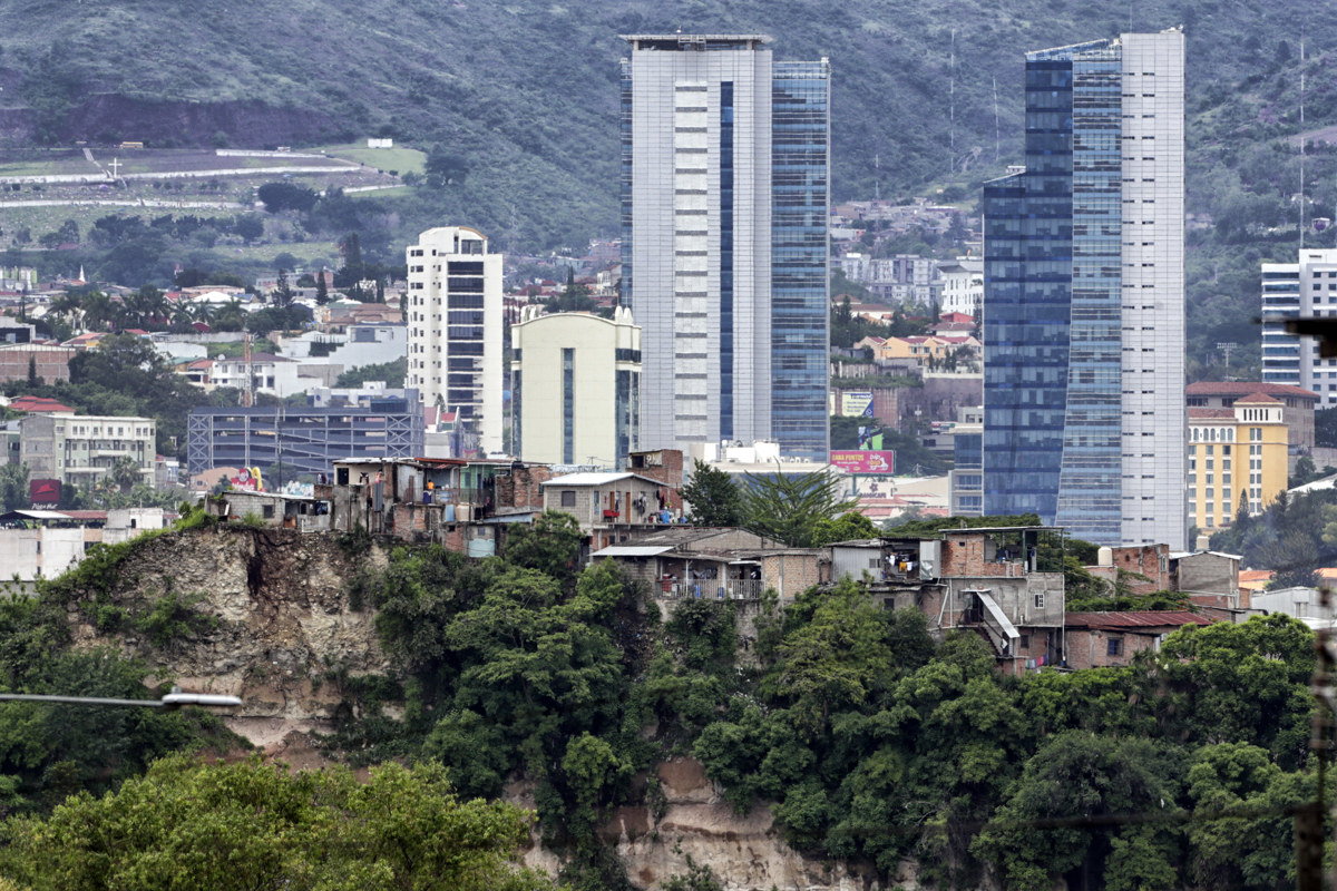 Fotografía de archivo que muestra una panorámica de edificios del Centro Cívico Gubernamental, en Tegucigalpa (Honduras). (Foto de Gustavo Amador de la agencia EFE)