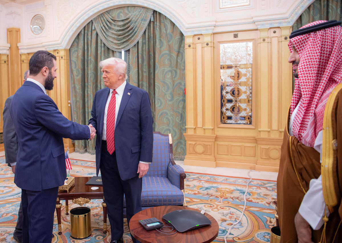 El presidente de Estados Unidos, Donald Trump, se reunió este miércoles con el presidente interino de Siria, Ahmed al Sharaa (i), durante más de media hora después de que el martes anunciara el levantamiento de todas las sanciones al nuevo gobierno de Damasco para darles “una oportunidad para ser grandes”. (Foto EFE/Saudi Press Agency)