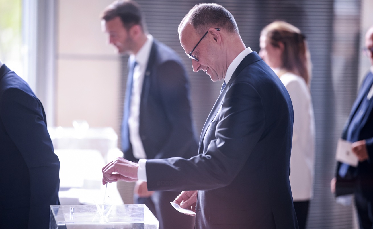 El canciller alemán designado Friedrich Merz emite su voto en la segunda ronda de votación en el Bundestag en Berlín, Alemania, el 06 de mayo de 2025. Se espera que el nuevo gobierno alemán se forme entre los partidos de la Unión de la Unión Demócrata Cristiana (CDU) y la Unión Social Cristiana (CSU) y el socio de coalición Partido Socialdemócrata (SPD). (Foto Clemens Bilan de la agencia EFE/EPA)