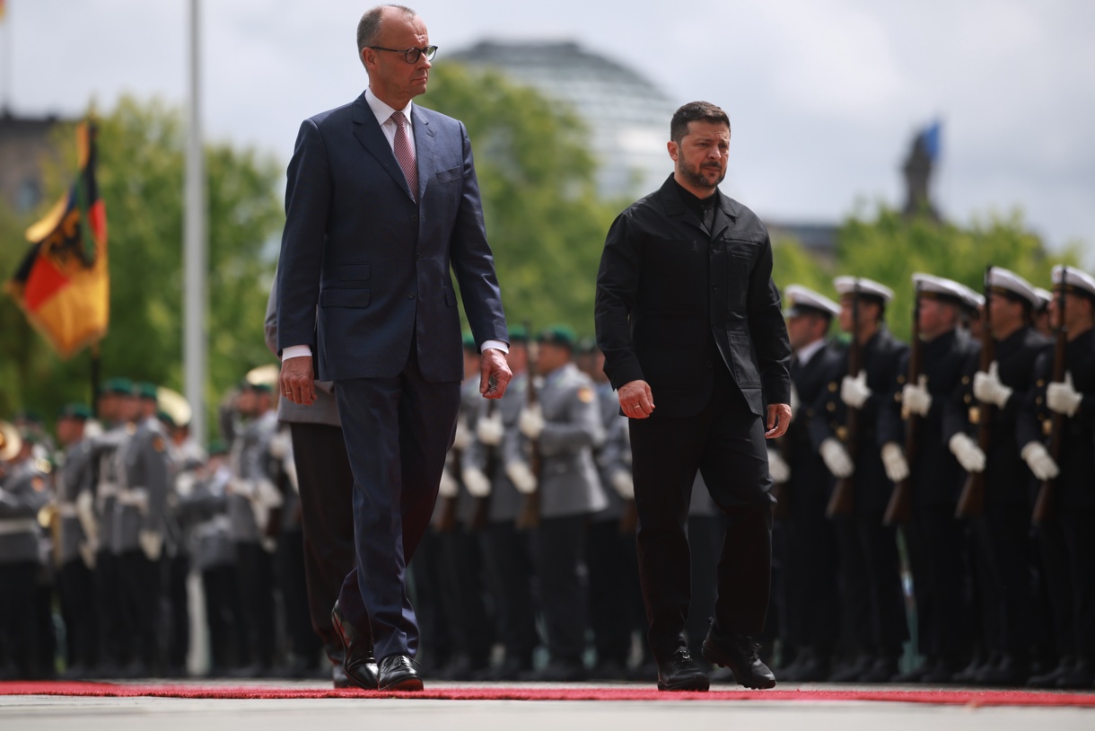 El canciller alemán, Friedrich Merz recibe con honores militares al presidente ucraniano, Volodímir Zelenski, en la Cancillería de Berlín, Alemania, este miércoles. (Fotografía de Clemens Bilan de la agencia EFE)