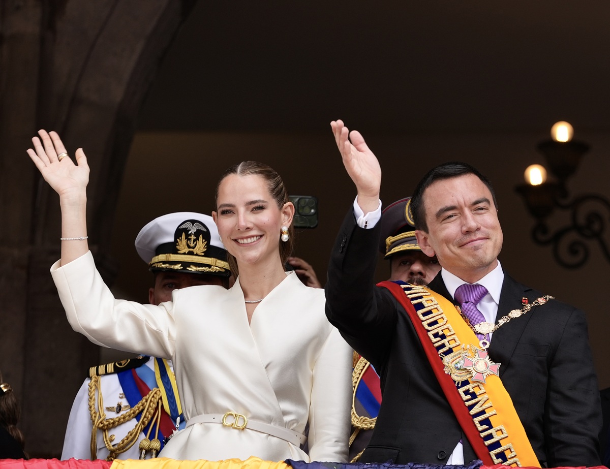 El presidente de Ecuador, Daniel Noboa (d), saluda junto a su esposa Lavinia Valbonesi (i) desde un balcón del Palacio de Carondelet tras ser investido el pasado sábado en Quito. (Foto de Vicente Costales de la agencia EFE)