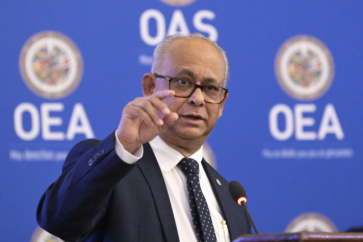 El nuevo secretario general de la Organización de los Estados Americanos (OEA), el surinamés Albert Ramdin, ofrece su discurso inaugural ante el Consejo Permanente, durante una sesión extraordinaria celebrada este viernes en la sede del organismo internacional en Washington (EUA). (Foto de Lenin Nolly de la agencia EFE)