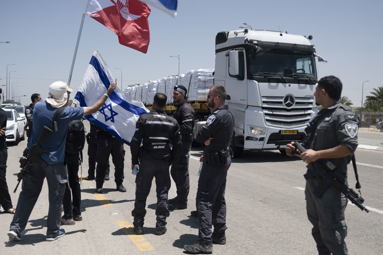 Una decena de israelíes simpatizantes de Tsav 9, un grupo de extrema derecha, se congregaron este miércoles a pocos kilómetros del paso de Kerem Shalom, en la frontera con la Franja de Gaza, para protestar contra la entrada de ayuda humanitaria. (Foto de Magda Gibelli de la agencia EFE)