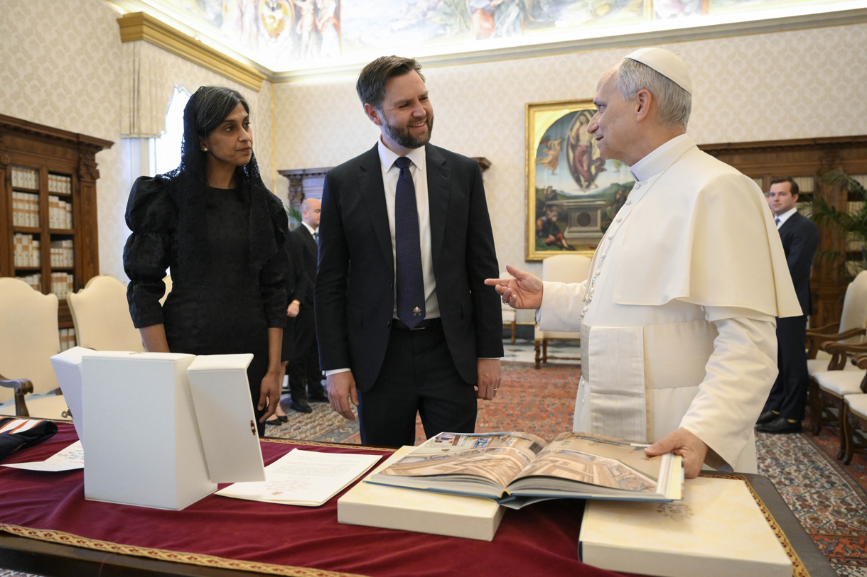 El Papa León XIV, durante la reunión que mantuvo con el vicepresidente de Estados Unidos, JD Vance, y su esposa, Usha, este lunes en El Vaticano. (Foto de Simone Risoluti / Dicasterio para la Comunicación del Vaticano/ EFE)