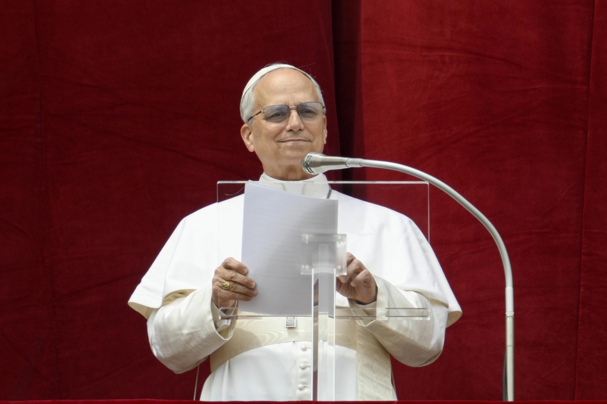 El papa León XIV dirigiendo la oración del Regina Caeli desde el balcón central de la Basílica de San Pedro en la Ciudad del Vaticano, el 11 de mayo de 2025. (Foto de Vatican Media/EFE/EPA)