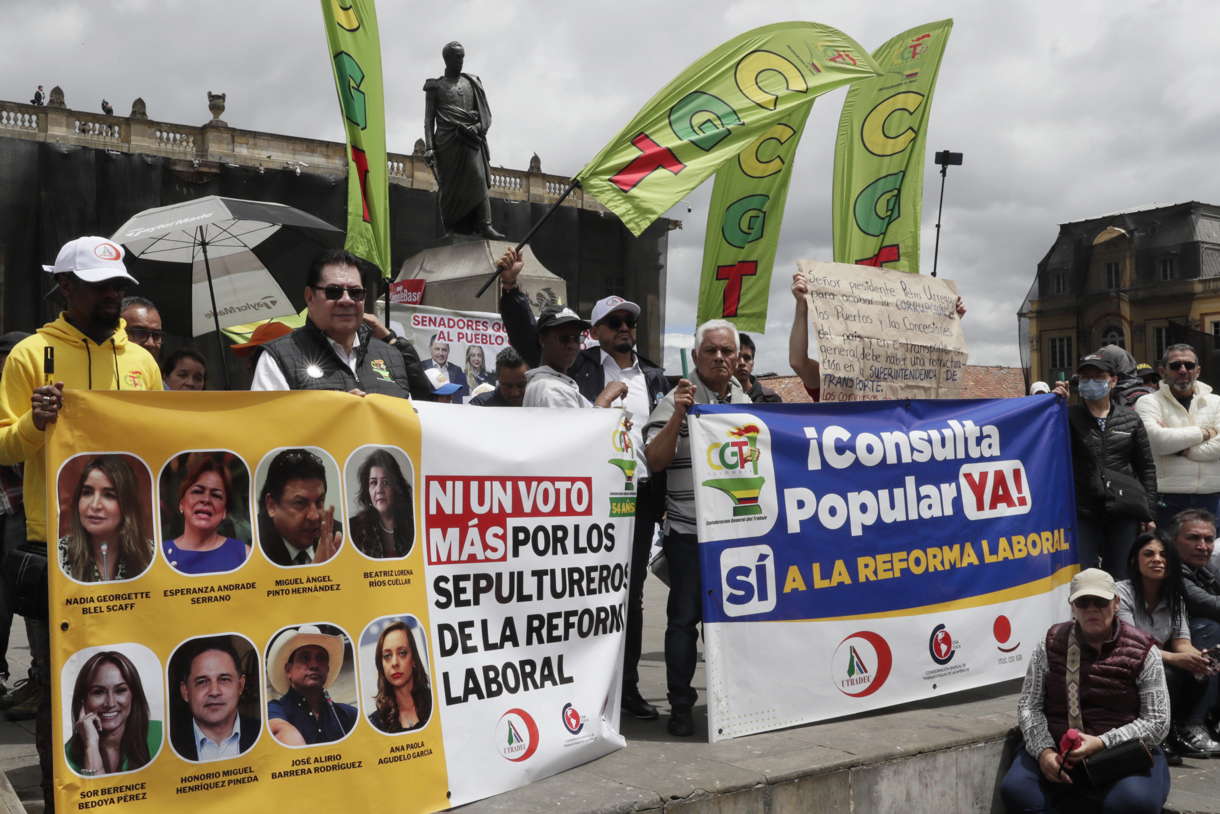 Integrantes de sindicatos, centrales obreras y simpatizantes del Gobierno del presidente de Colombia, Gustavo Petro, protestan durante el primer día de paro nacional este miércoles, en Bogotá (Colombia). (Foto de Carlos Ortega de la agencia EFE)