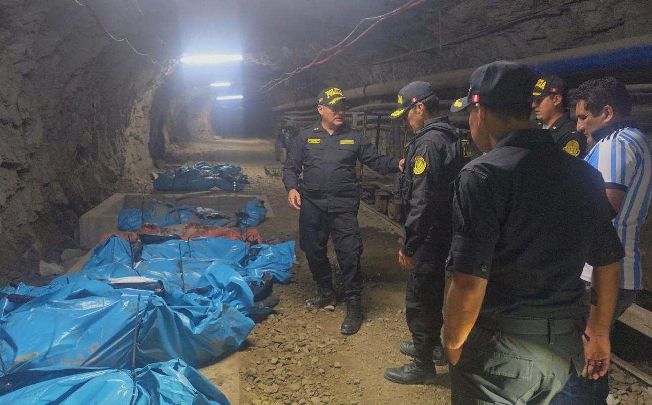Fotografía difundida por la Policía Nacional de Perú del levantamiento de los cuerpos de 13 trabajadores de la mina de oro Poderosa que estaban secuestrados y fueron encontrados muertos este domingo, en Pataz (Perú). (Foto de Policía Nacional de Perú/EFE)