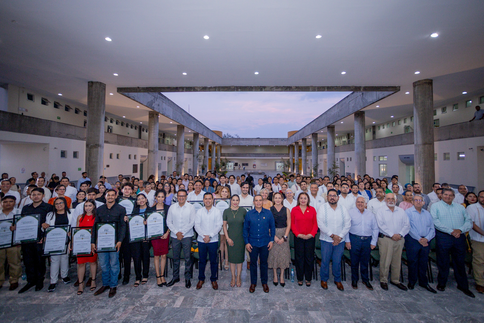 El Rector Christian Jorge Torres Ortiz Zermeño coincidió en la importancia de reconocer el trabajo, la vocación de servicio y el compromiso social de las y los estudiantes. (Foto de la Dirección General de Prensa de la UdeC)