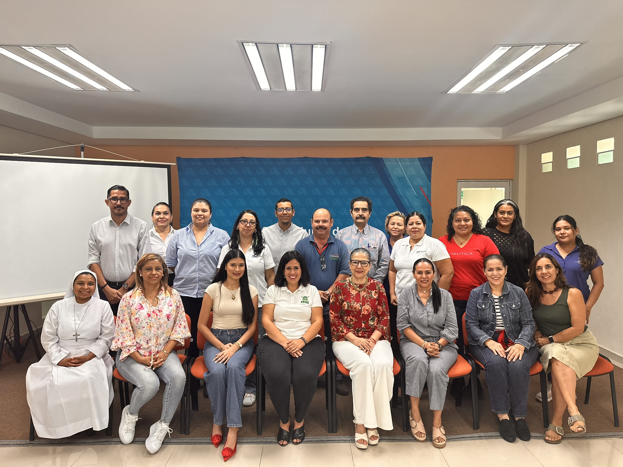Un éxito el Taller Avanzado de Facebook impartido por Patricia Guadalupe Méndez Vizcaíno. (Foto de la Dirección General de Prensa de la UdeC)