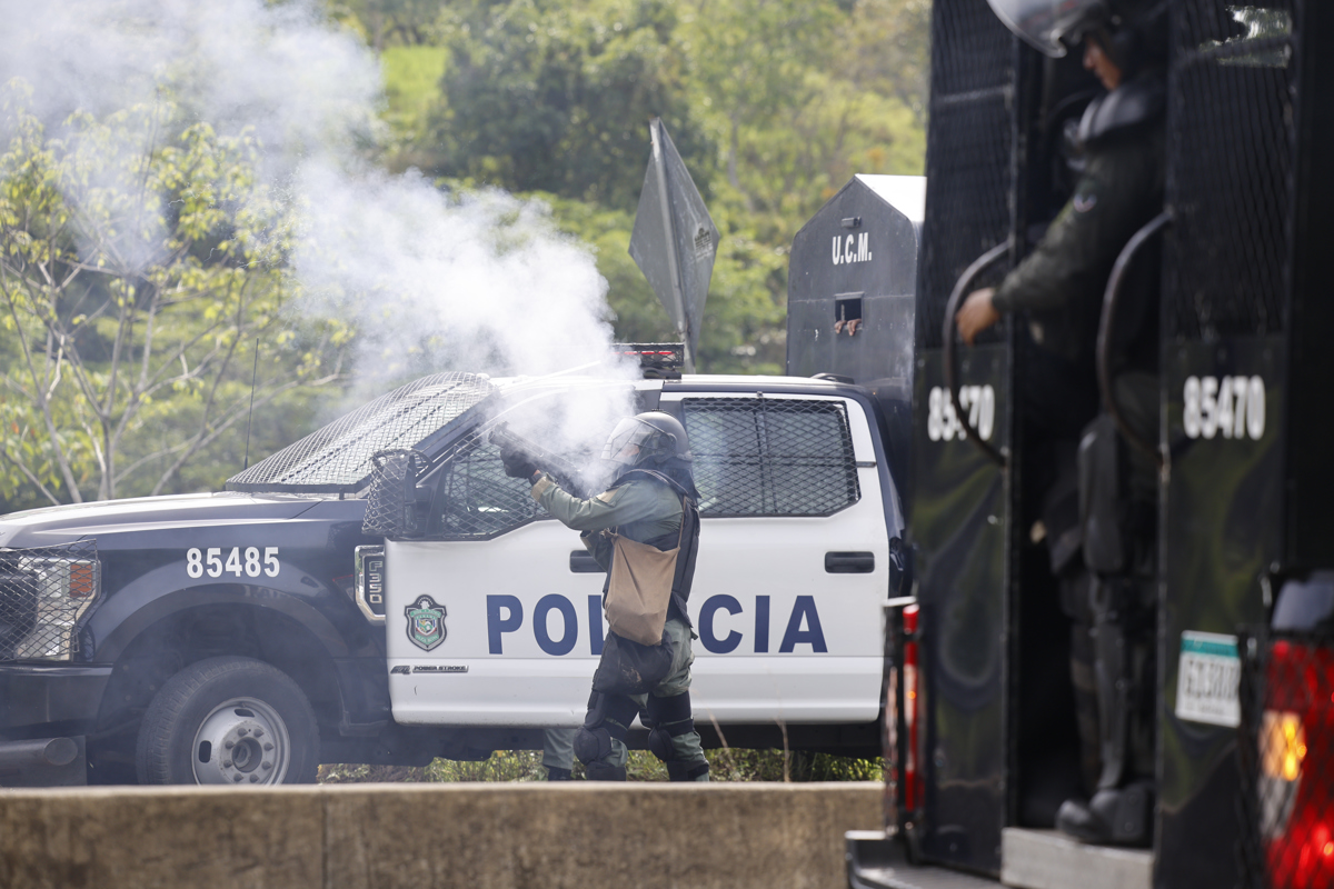 La Policía de la Unidad de Control de Multitudes de Panamá (UCM) custodia una zona en el sector de Viguí durante manifestaciones de indígenas, este martes en Santiago (Panamá). (Foto de Bienvenido Velasco de la agencia EFE)