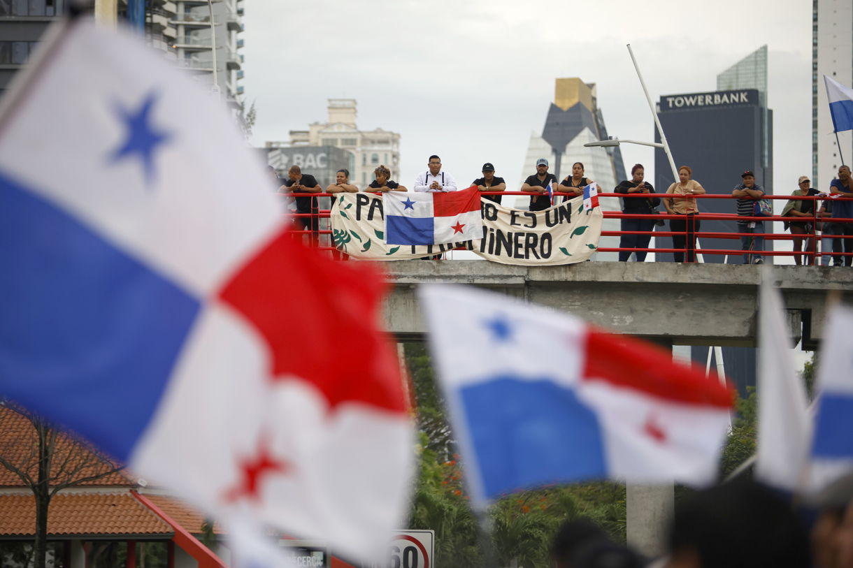 Personas se manifiestan durante una protesta en Ciudad de Panamá (Panamá). (Foto de Bienvenido Velasco de la agencia EFE)