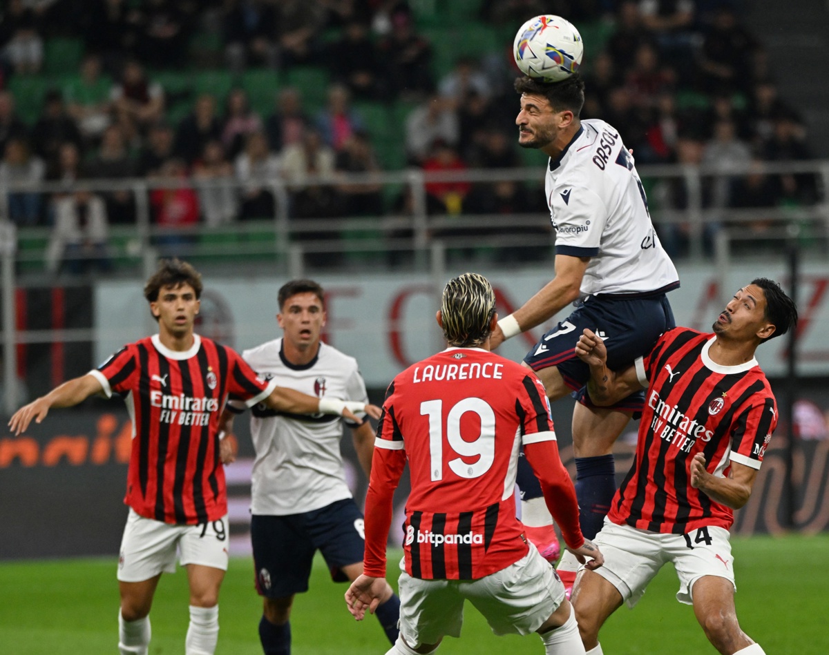 Orsolino golpea de cabeza ante Theo y Joao Félix. (Foto de Daniel Dal Zennaro de la agencia EFE/EPA)