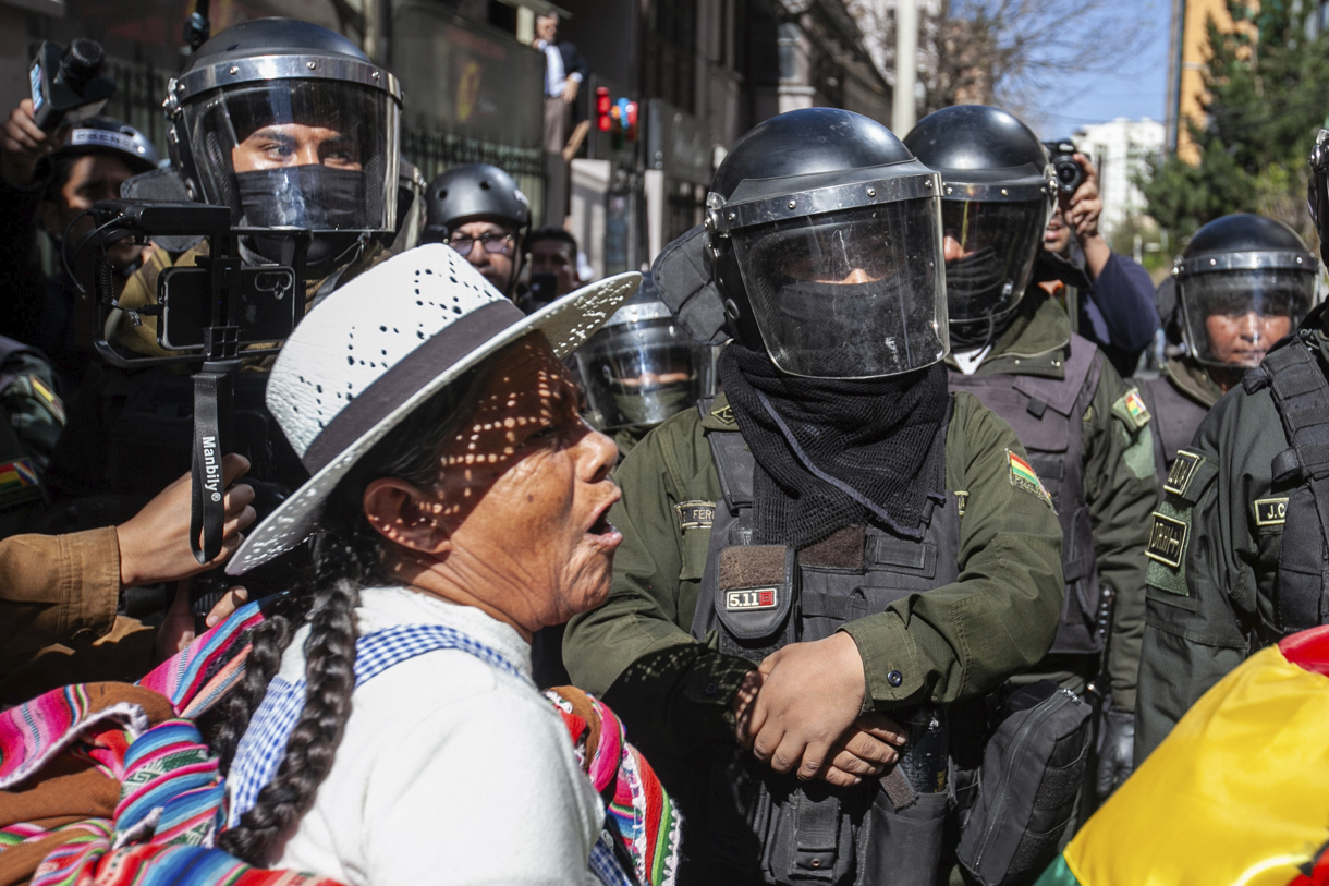 Una seguidora del expresidente de Bolivia Evo Morales (2006-2019) reacciona frente a miembros de la policía este viernes, durante una marcha para llegar a sede del Tribunal Supremo Electoral (TSE) en La Paz. (Foto de Esteban Biba de la agencia EFE)