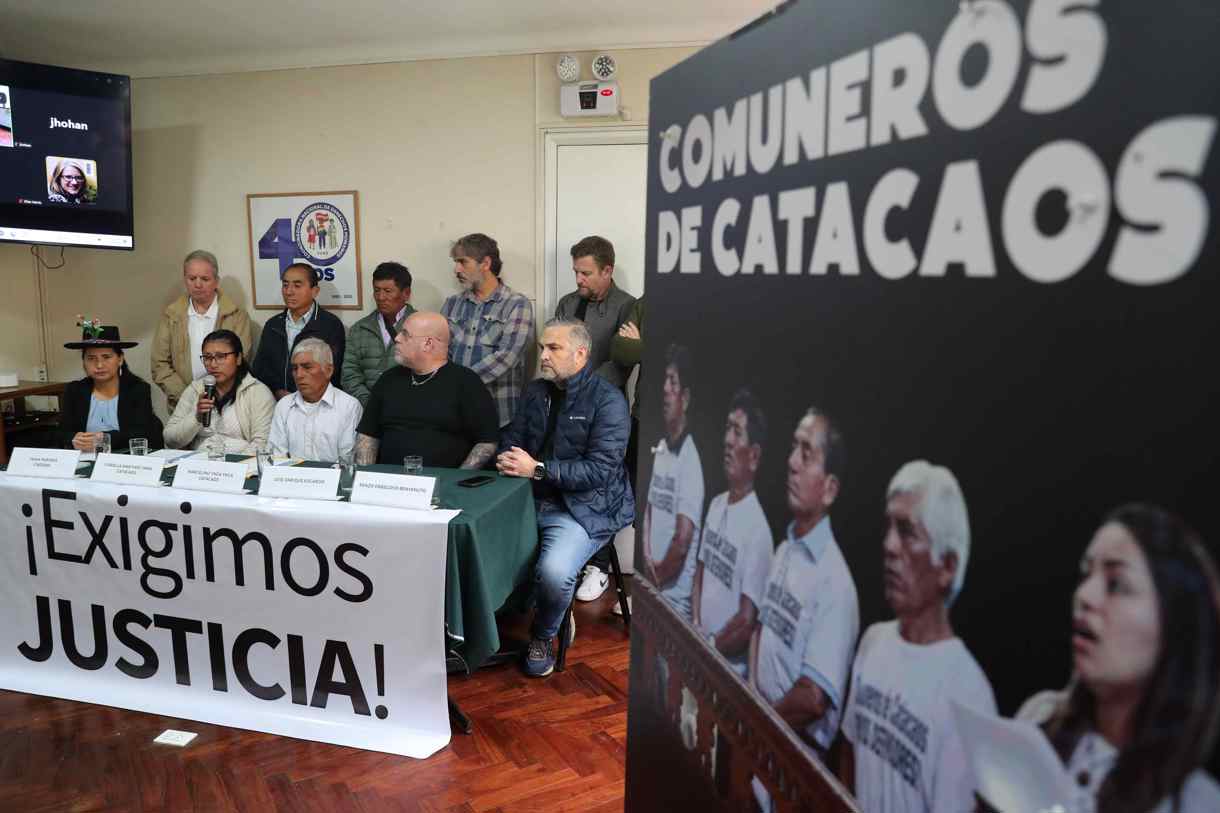 Las víctimas de abusos físicos, psicológicos, sexuales y económicos de la organización religiosa de origen peruano Sodalicio de Vida Cristana (SVC), ofrecen una rueda de prensa en Lima (Perú). (Fotografía de Paolo Aguilar de la agencia EFE)
