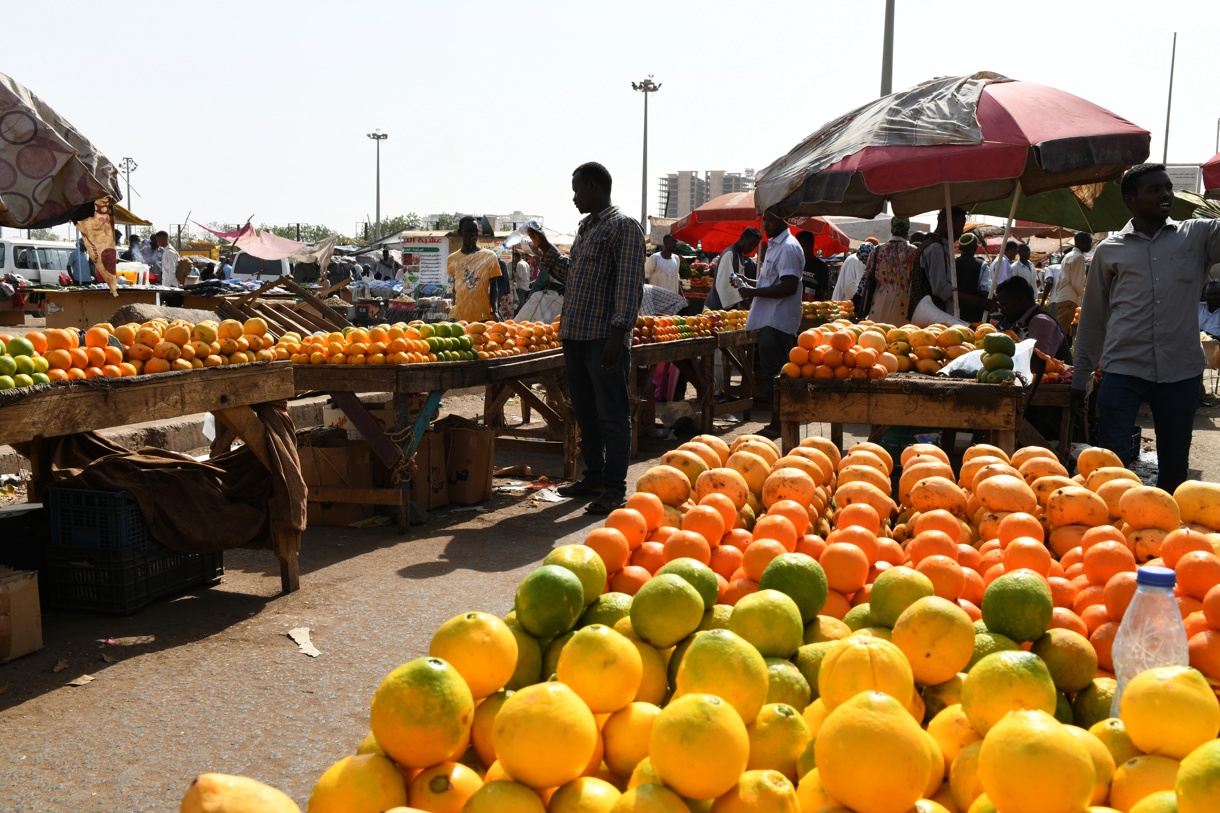 Sudaneses compran en un mercado local en Jartum, Sudán. (Foto de archivo de Ela Yokes de la agencia EFE/EPA)