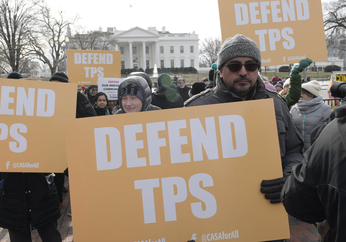 Fotografía de archivo de activistas durante una manifestación a favor del estatus de protección temporal (TPS) en Washington (EUA). (Foto de Lenin Nolly de la agencia EFE)