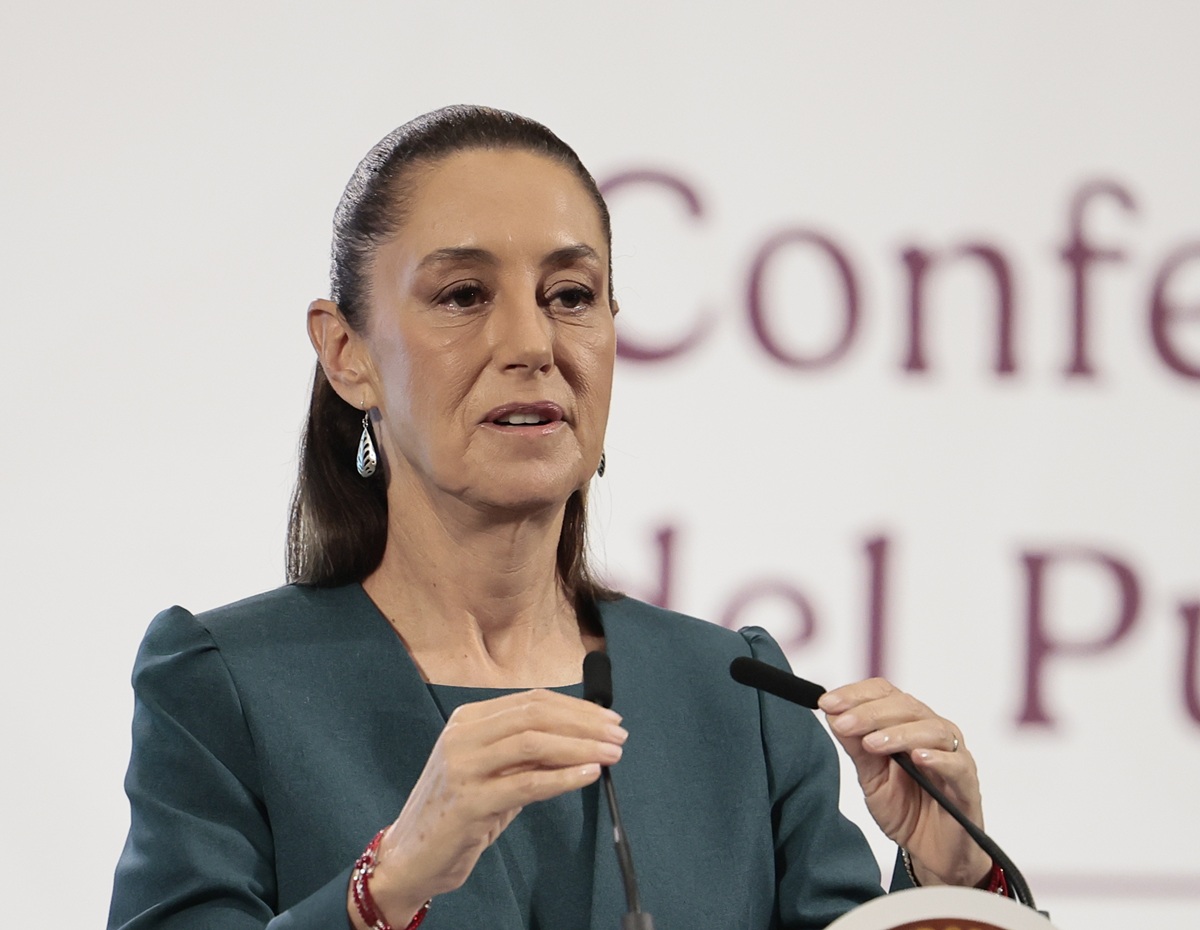 La presidenta de México, Claudia Sheinbaum, habla durante una rueda de prensa este lunes, en Palacio Nacional de la Ciudad de México (México). (Foto de José Méndez de la agencia EFE)