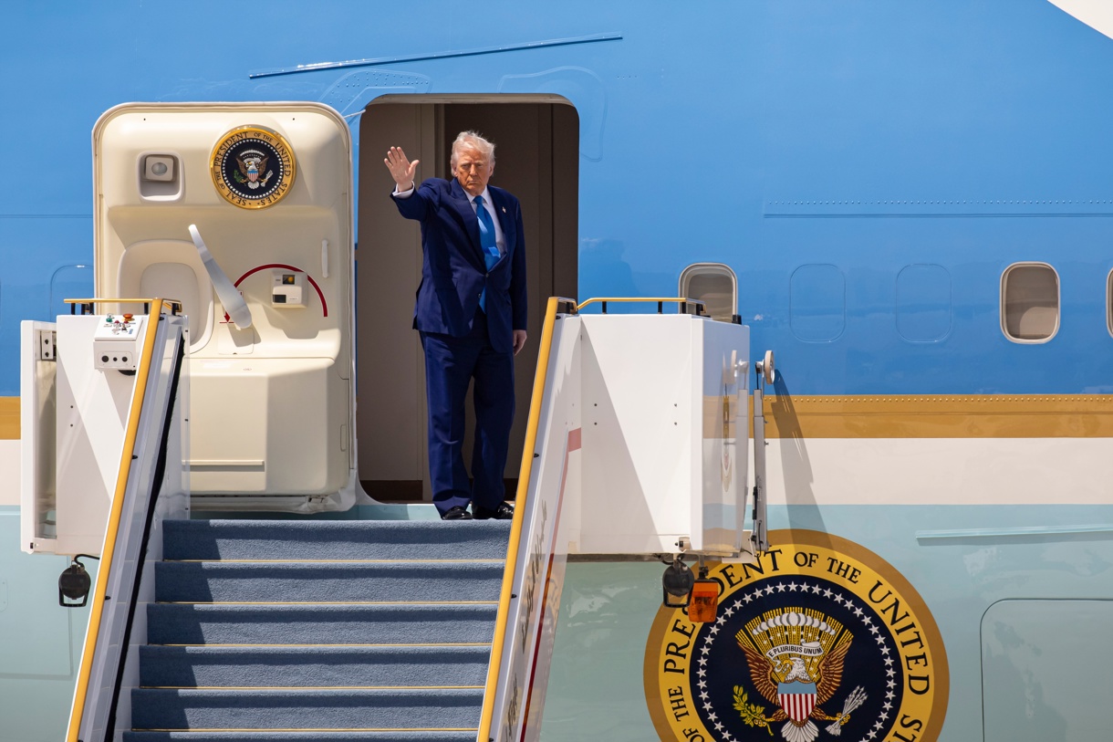 Fotografía cedida del presidente estadounidense, Donald Trump, despidiéndose en el Aeropuerto Presidencial de Abu Dabi, Emiratos Árabes Unidos, el 16 de mayo de 2025. (Foto de Presidencia de los EAU/EFE)