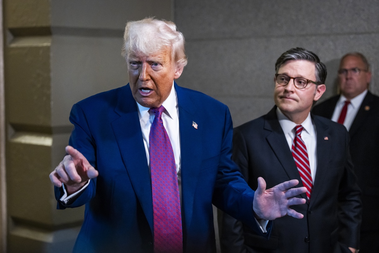 El presidente Donald Trump (izq.), junto al presidente republicano de la Cámara de Representantes, Mike Johnson (der.). (Foto de Jim Lo Scalzo de la agencia EFE)