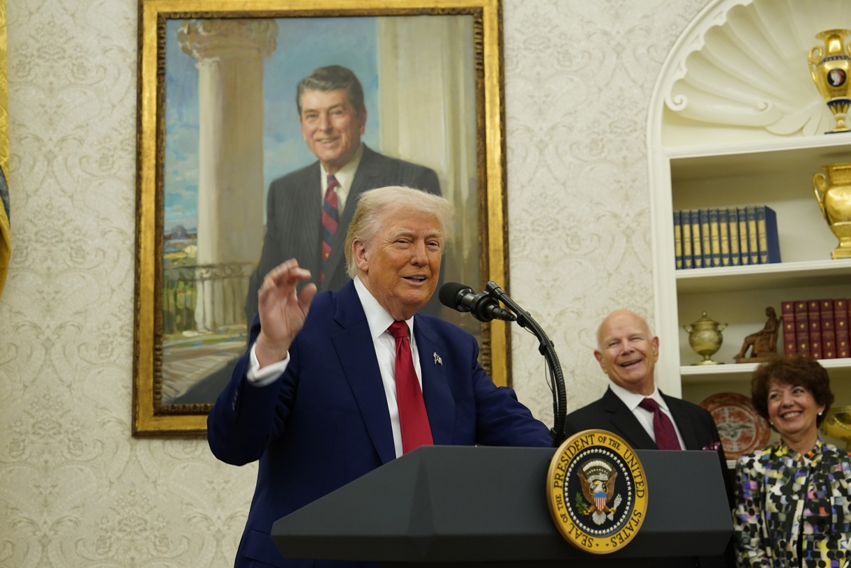 El presidente de Estados Unidos, Donald Trump, habla en la ceremonia de juramentación de Jeanine Pirro como fiscal interina de Estados Unidos para el Distrito de Columbia, en la Oficina Oval de la Casa Blanca. (Fotografía de Chris Kleponis EFE/EPA)