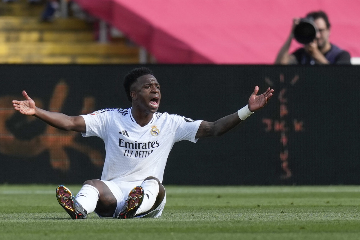 El delantero del Real Madrid Vinicius Jr reclama una falta durante el partido de la jornada 35 de LaLiga EA Sports entre el Barcelona y el Real Madrid, este domingo en el Estadio Olímpic Lluís Companys. (Foto de Enric Fontcuberta de la agencia EFE)