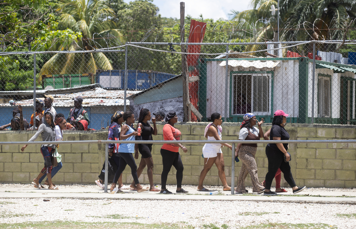 Fotografía de archivo en donde se ven mujeres haitianas mientras caminan por la frontera con República Dominicana. (Foto de Orlando Barría de la agencia EFE)