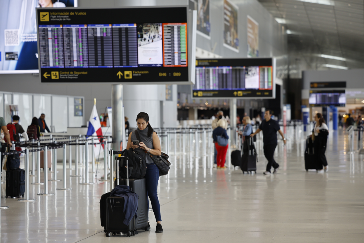 Personas esperan este martes, en el Aeropuerto Internacional de Tocumen en Ciudad de Panamá (Panamá). (Fotografía de Bienvenido Velasco de la agencia EFE)